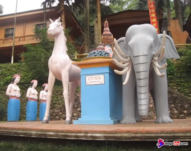 Hình ảnh voi chín ngà, gà chín cựa, ngựa chín hồng mao