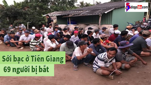 Nhóm người bị bắt quả tang ở sới bạc. Ảnh: A.Minh.