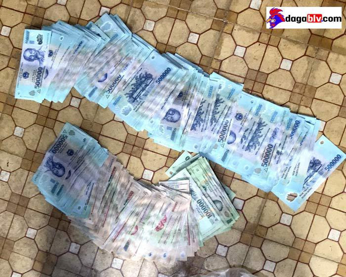 Bình Phước - Một trường gà nằm trong lo cao su vừa bị công an triệt phá 2 Bình Phước - Một trường gà nằm trong lo cao su vừa bị công an triệt phá Số tiền thu từ đá gà ăn tiền bình phước