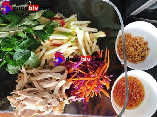 Nguyên liệu khi chuẩn bị bóp gỏi gà