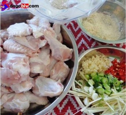 Chế biến gà rang muối theo nhiều bước đơn giản