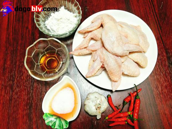Cách nấu gà chiên mắm da giòn thịt ngọt chuẩn vị mẹ làm 1 Cách nấu gà chiên mắm da giòn thịt ngọt chuẩn vị mẹ làm Nguyên liệu và gia vị trong cách nấu gà chiên mắm