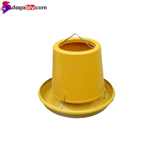 Máng cho gà ăn dưới dạng treo cách xa nền chuồng